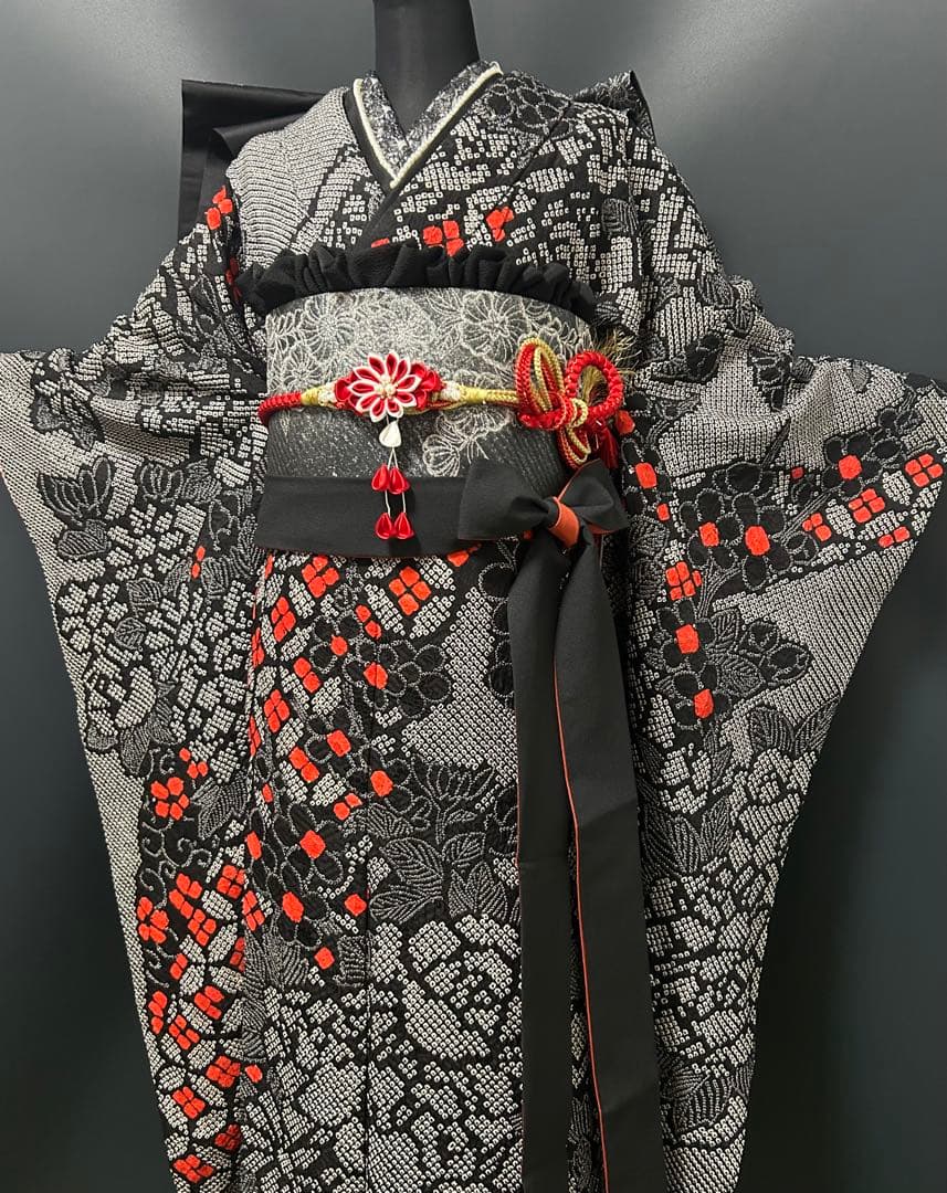ぴよママ 黒の総絞りにレトロモダンな赤の小花　豪華成人式振袖18点