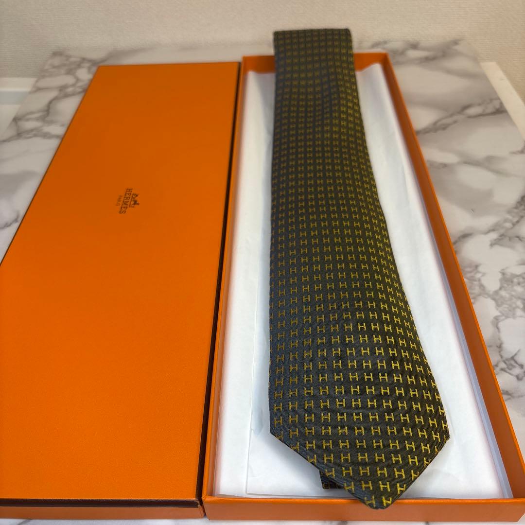 HERMES ネクタイ　イエロー　ネイビー　黄色　紺色　ファソネ　H柄　総柄　艶