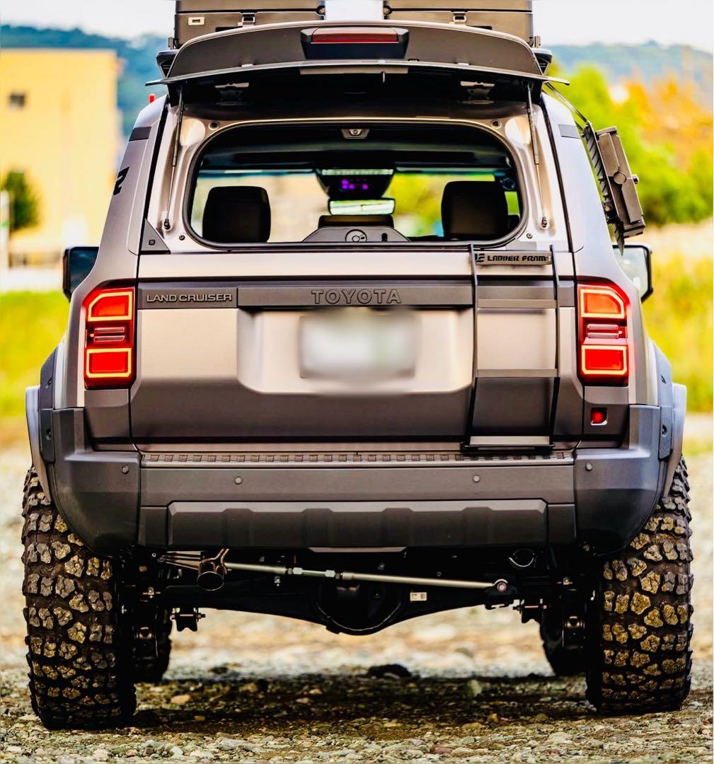 ランドクルーザー250 バックドア　リアガーニッシュ　ラプターライナー塗装