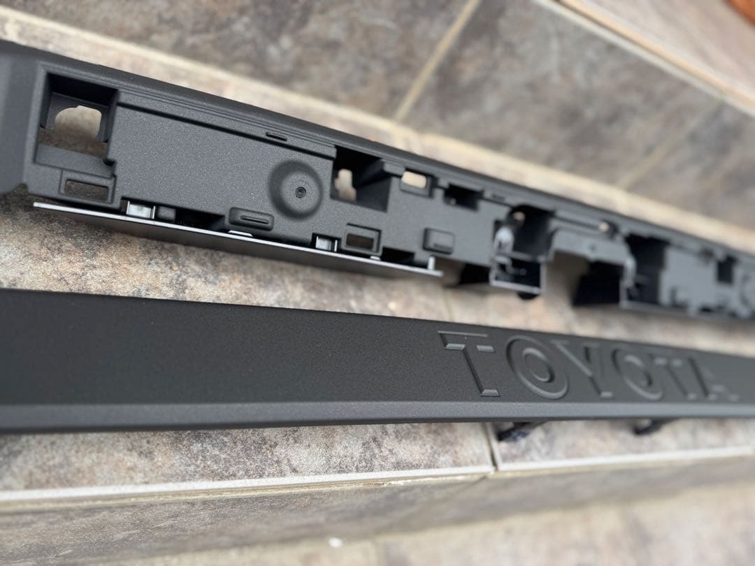 ランドクルーザー250 バックドア　リアガーニッシュ　ラプターライナー塗装