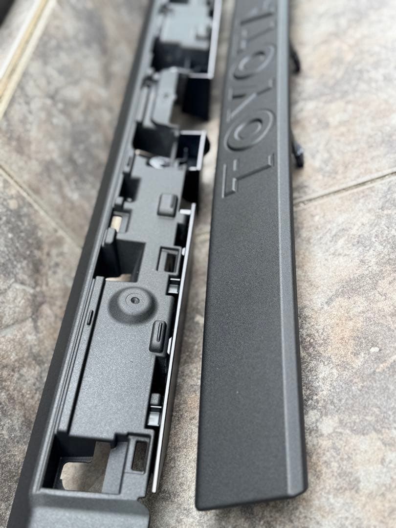 ランドクルーザー250 バックドア　リアガーニッシュ　ラプターライナー塗装