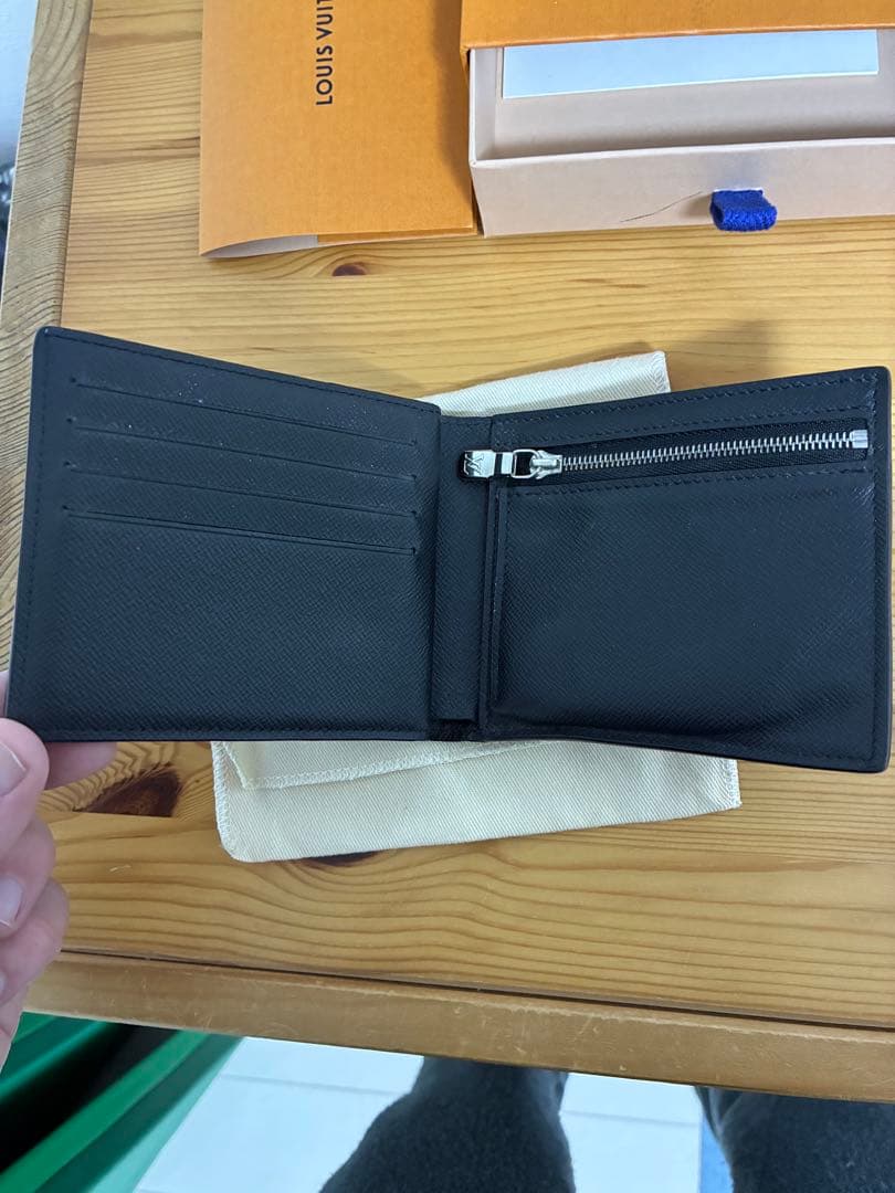 VUITTON ヴィトン　タイガ　二つ折り財布　ブラック