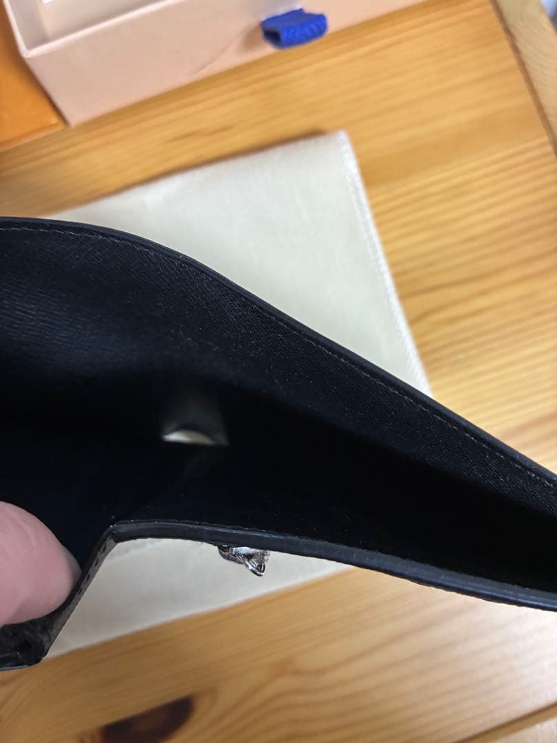 VUITTON ヴィトン　タイガ　二つ折り財布　ブラック