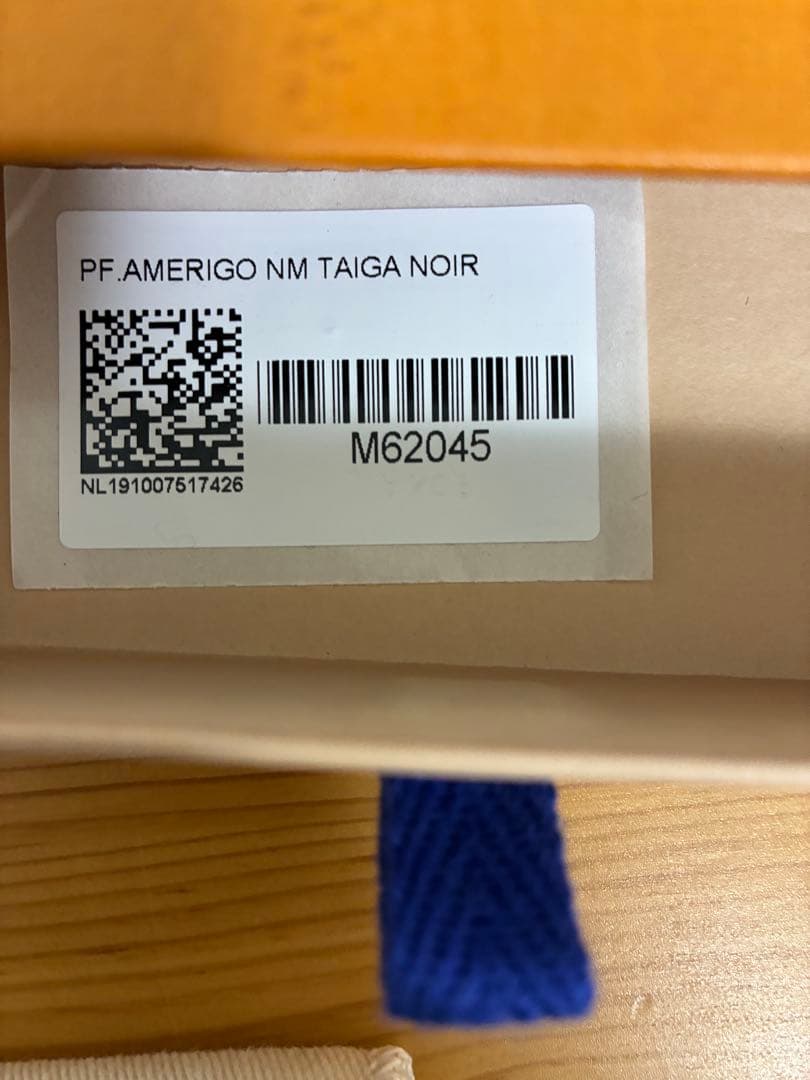 VUITTON ヴィトン　タイガ　二つ折り財布　ブラック