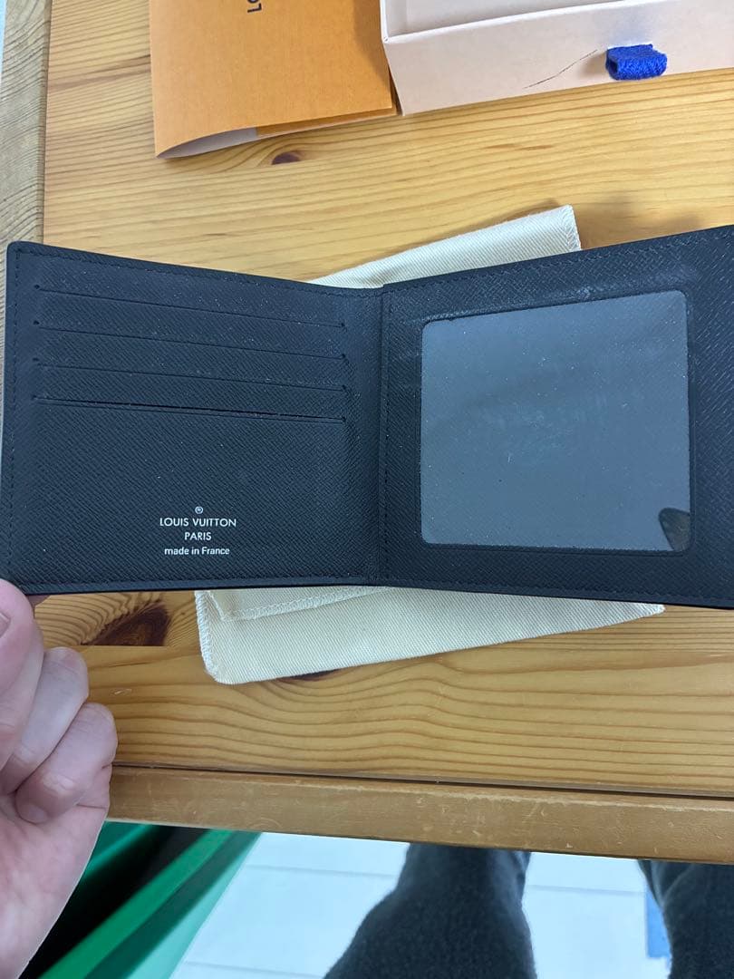 VUITTON ヴィトン　タイガ　二つ折り財布　ブラック