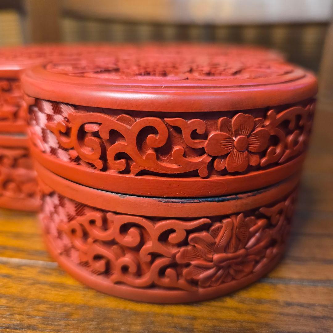 中国　堆朱彫 幾何地唐華唐草文 　三輪蓋物