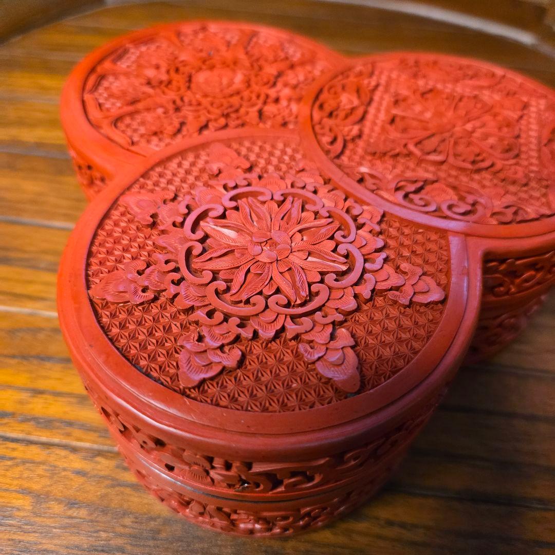 中国　堆朱彫 幾何地唐華唐草文 　三輪蓋物