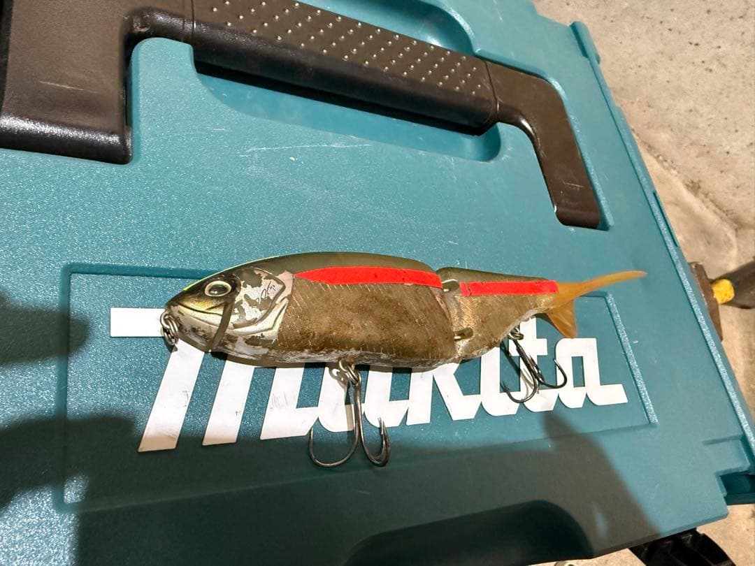 ビッグベイト ルアー グレー/レッド