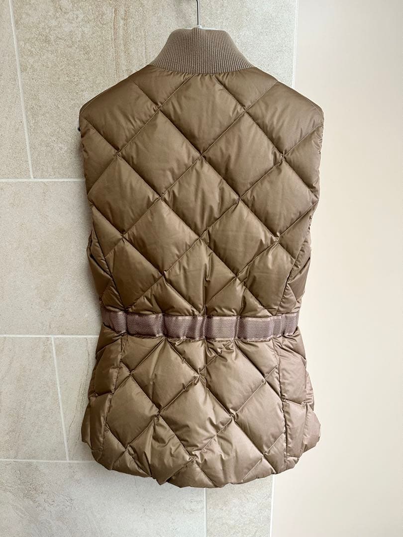 エルメス ノースリーブダウンジャケット