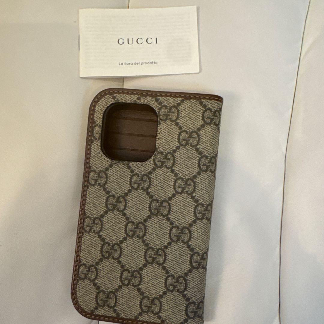 美品 GUCCI　グッチ iPhone15pro手帳型ケース