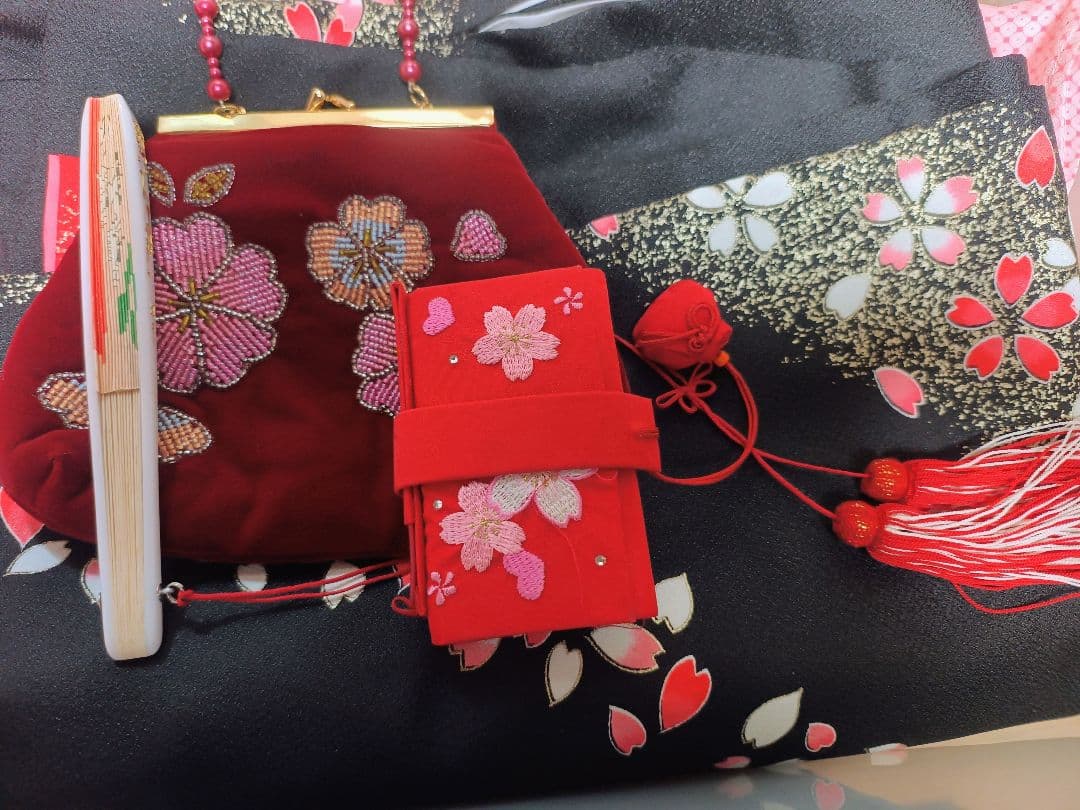 ぽ*す様 七五三 伝統的な着物 黒と赤の花柄　7歳