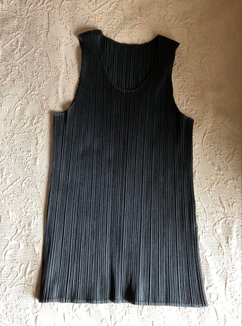 PLEATS PLEASE イッセイミヤケ　タンクトップ/ベスト(黒、サイズ３)