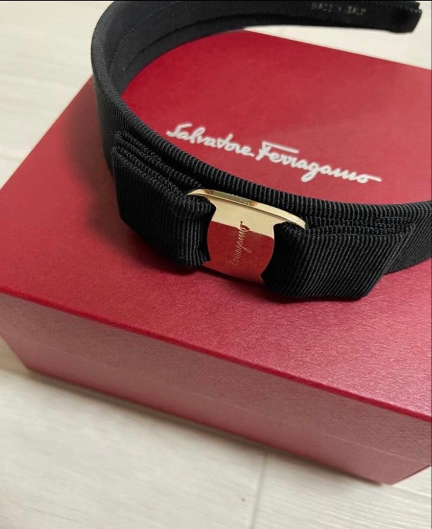 超美品 Salvatore Ferragamo フェラガモ カチューシャ 黒
