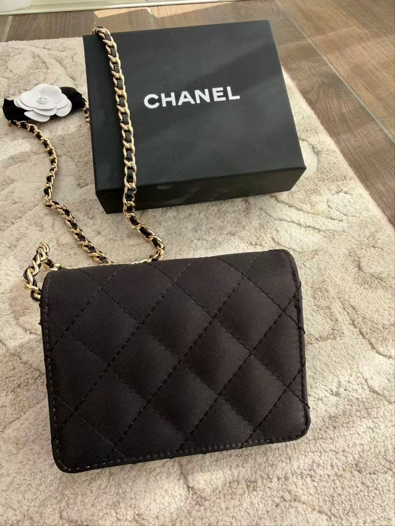 CHANEL ビューティーノベルティ　ブラック ショルダーカードケース
