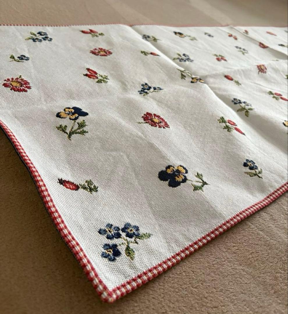 ビレロイボッホ　プチフルール　テーブルランナー