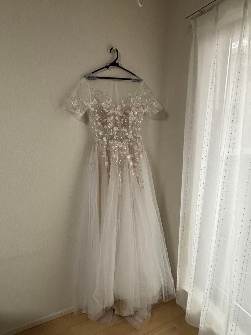 美品　花刺繍ウェディングドレス