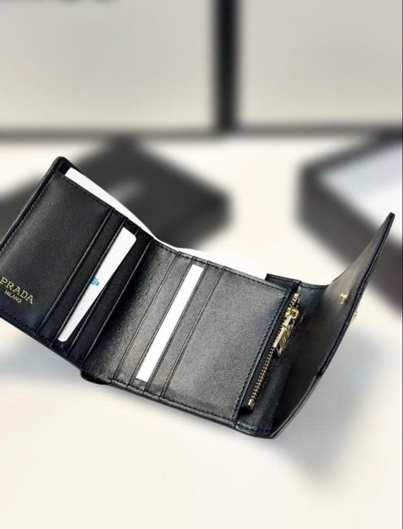 ✨【美品】ブラック 三つ折り財布 プラダ