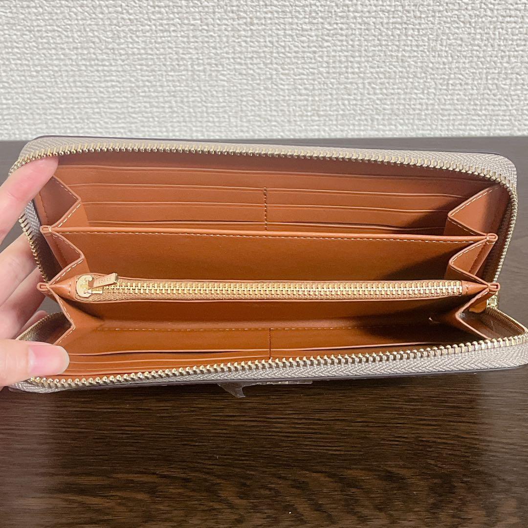コーチ　 長財布　ベージュ　ストラップ付　花柄　シグネチャー　ラウンドファスナー