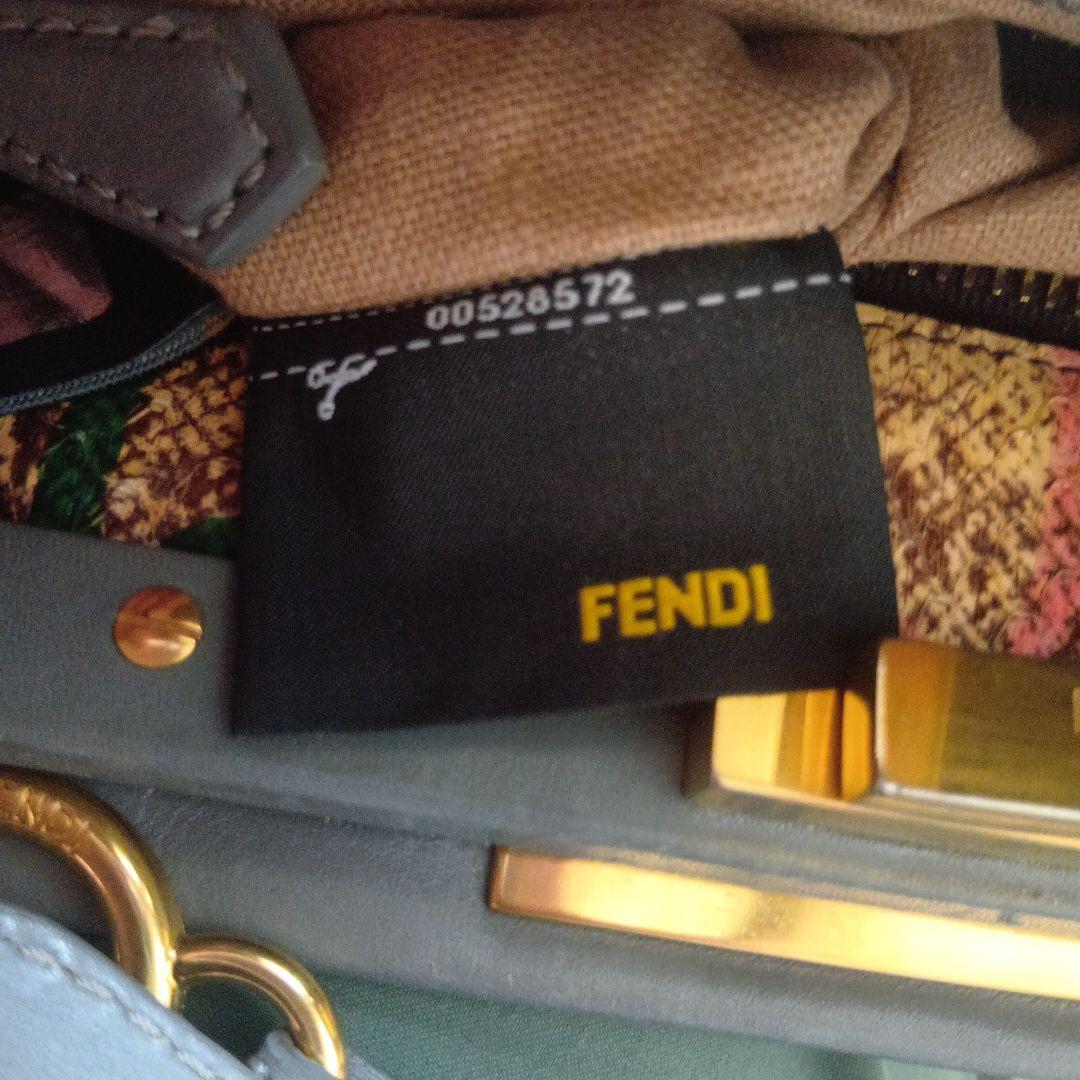 大幅値下げ！美品　FENDI ピーカブー ショルダーバッグ ミディアム