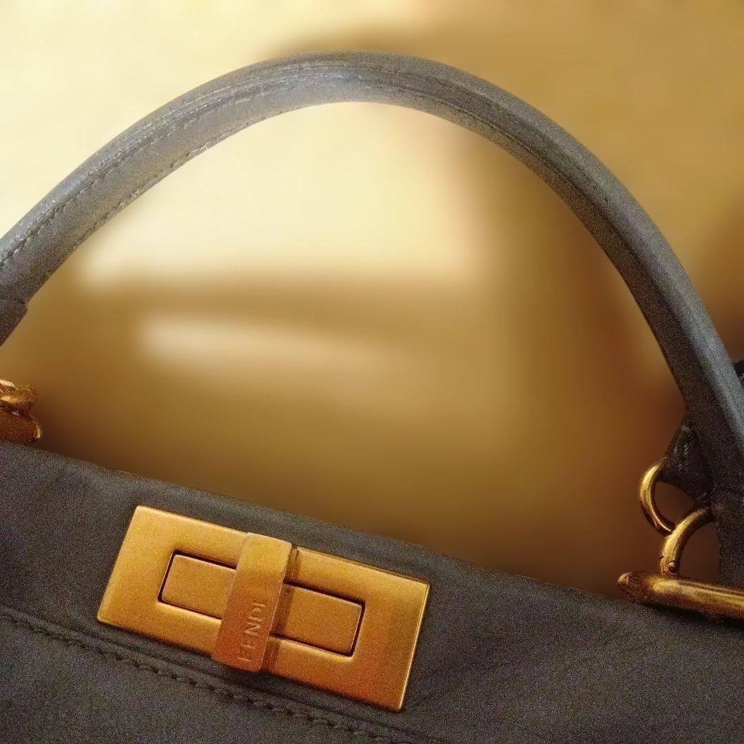 大幅値下げ！美品　FENDI ピーカブー ショルダーバッグ ミディアム