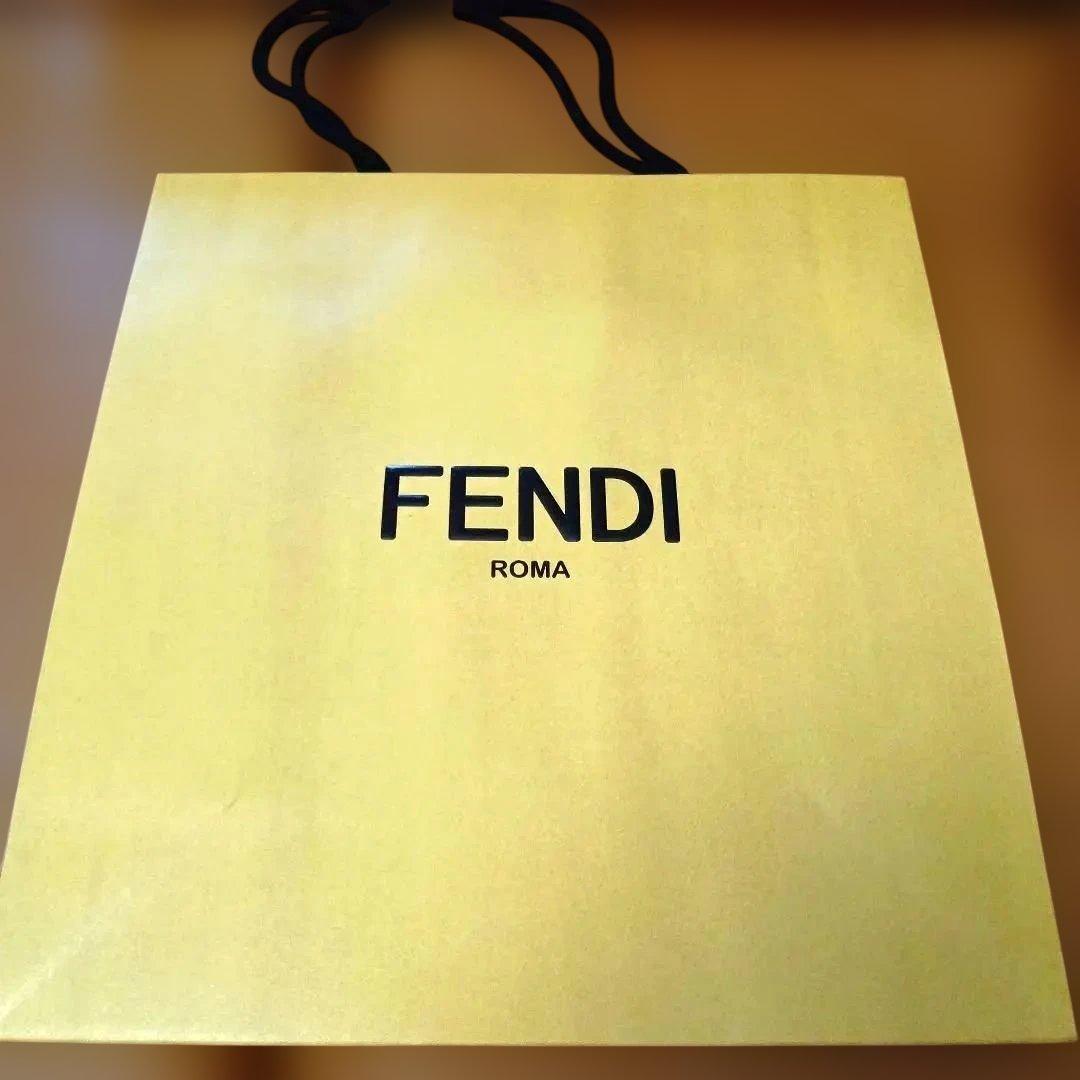 大幅値下げ！美品　FENDI ピーカブー ショルダーバッグ ミディアム