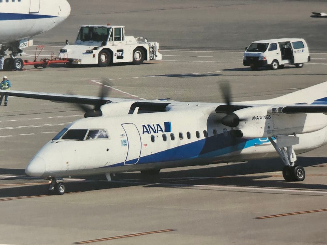 ANA DHC-8-300 スケール1:200 全日空商事