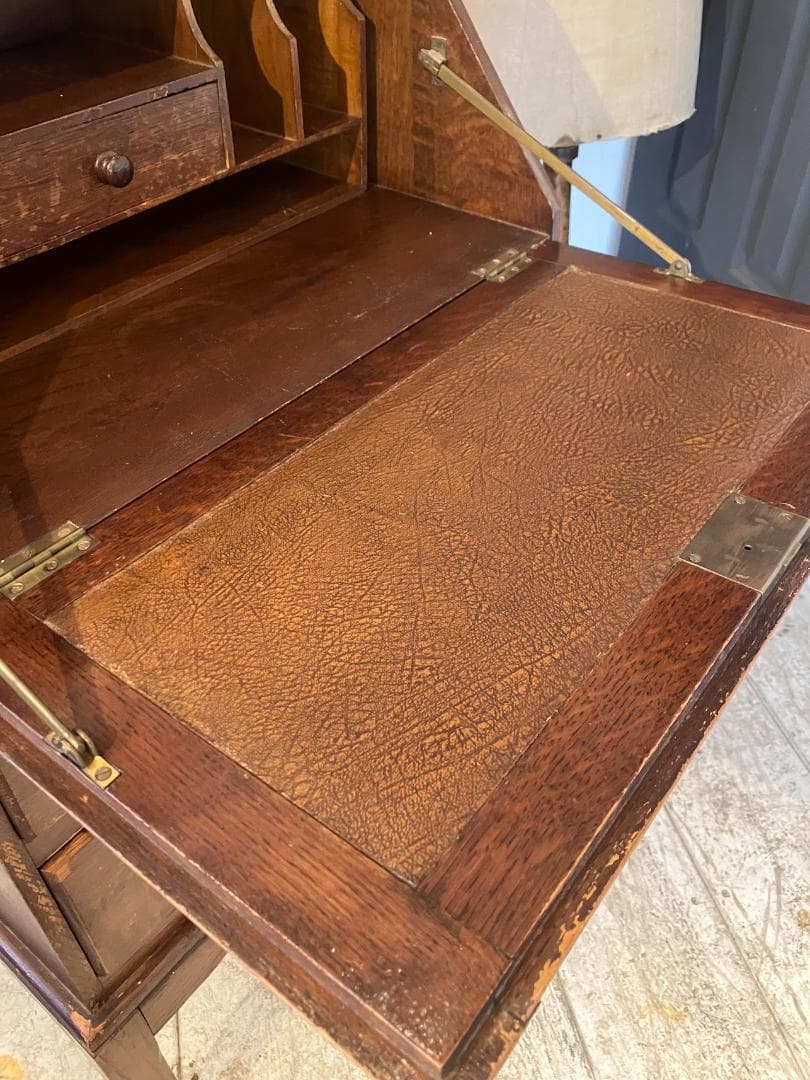 英国アンティーク　ライティングビューロー　鍵付き　コンパクトタイプ　デスク