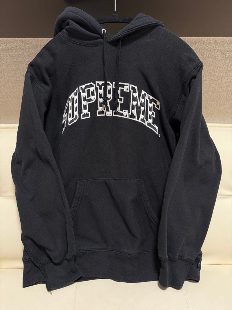 【Supreme】 ハート柄ロゴパーカー