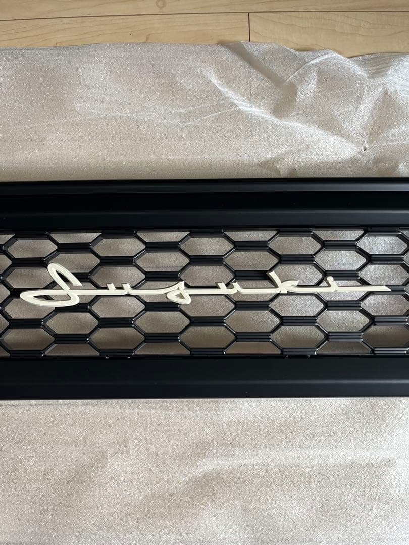 ジムニー　JB64W JB/JC74W フロントグリル筆記体アイボリーエンブレム