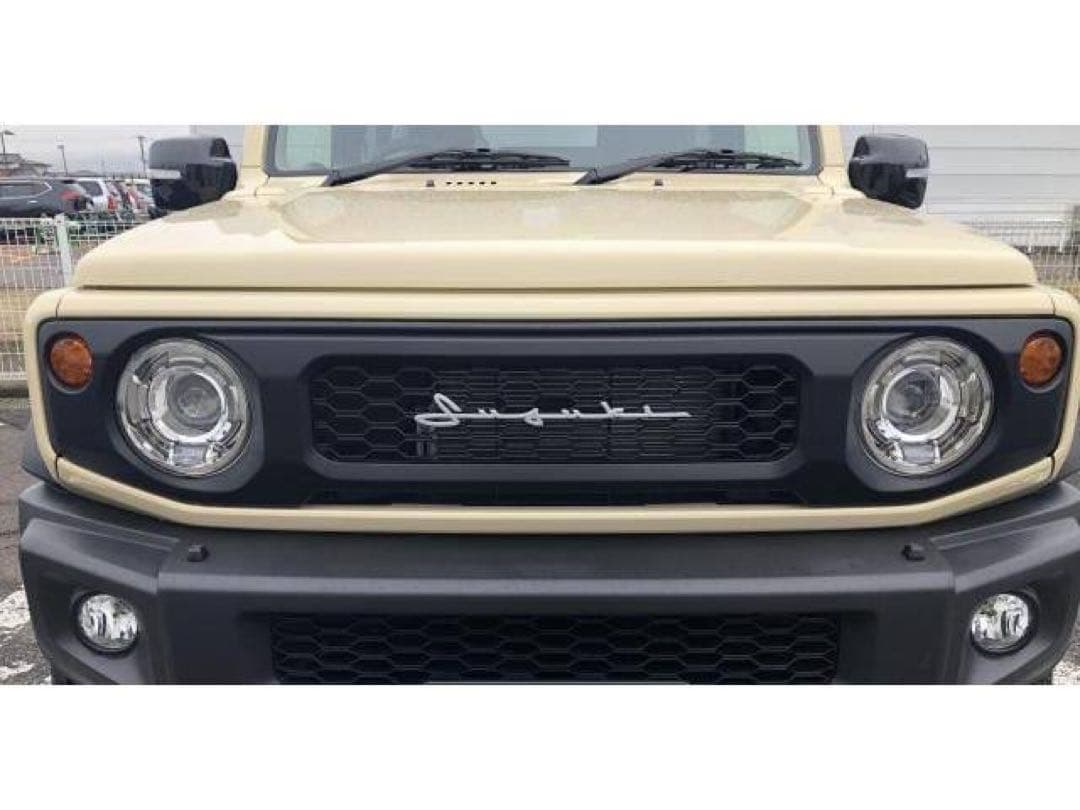 ジムニー　JB64W JB/JC74W フロントグリル筆記体アイボリーエンブレム