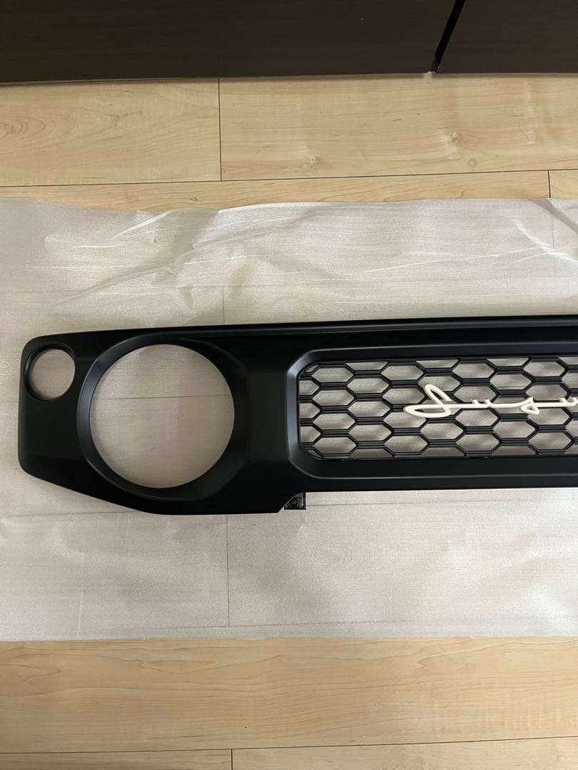 ジムニー　JB64W JB/JC74W フロントグリル筆記体アイボリーエンブレム