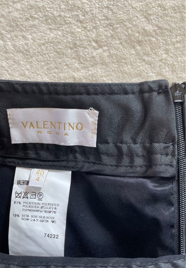 新品、タグ付！VALENTINO 黒スーツ(ジャケット、スカート)冠婚葬祭