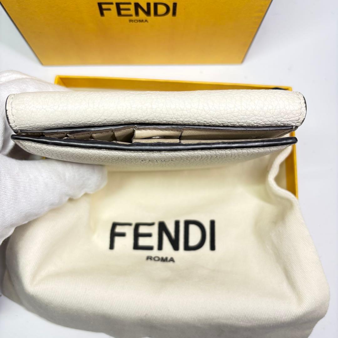 美品　フェンディ レザー ピーカブー セレリア　二つ折り財布　ホワイト