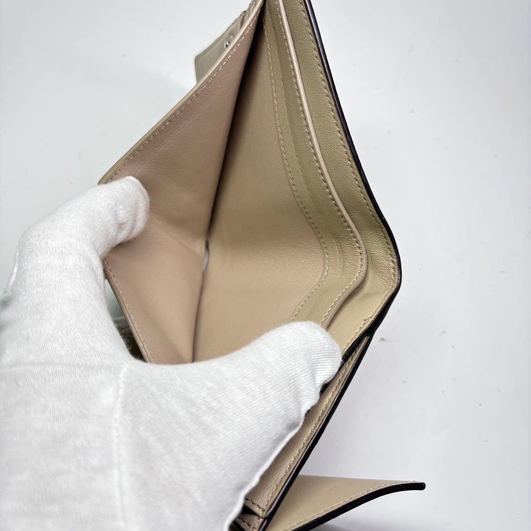 美品　フェンディ レザー ピーカブー セレリア　二つ折り財布　ホワイト