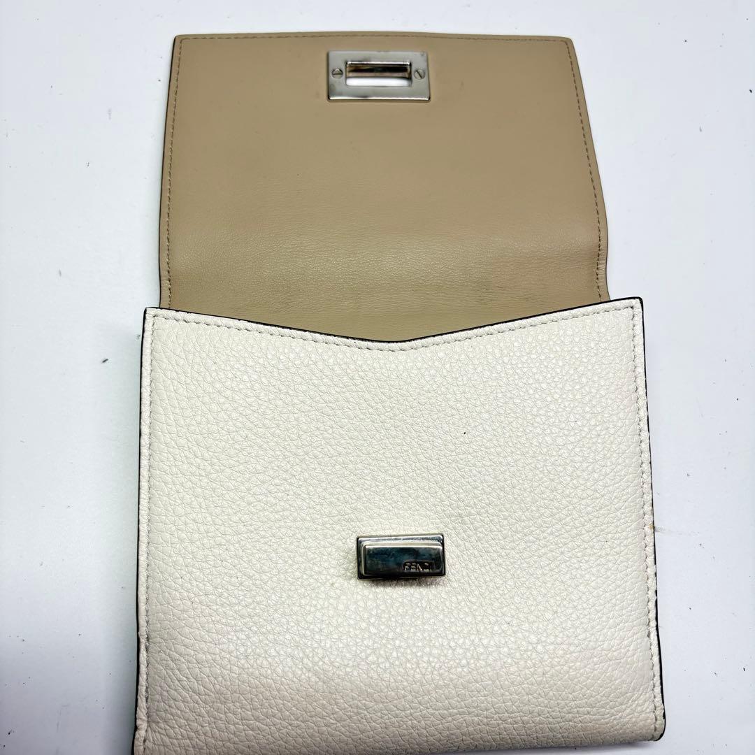 美品　フェンディ レザー ピーカブー セレリア　二つ折り財布　ホワイト