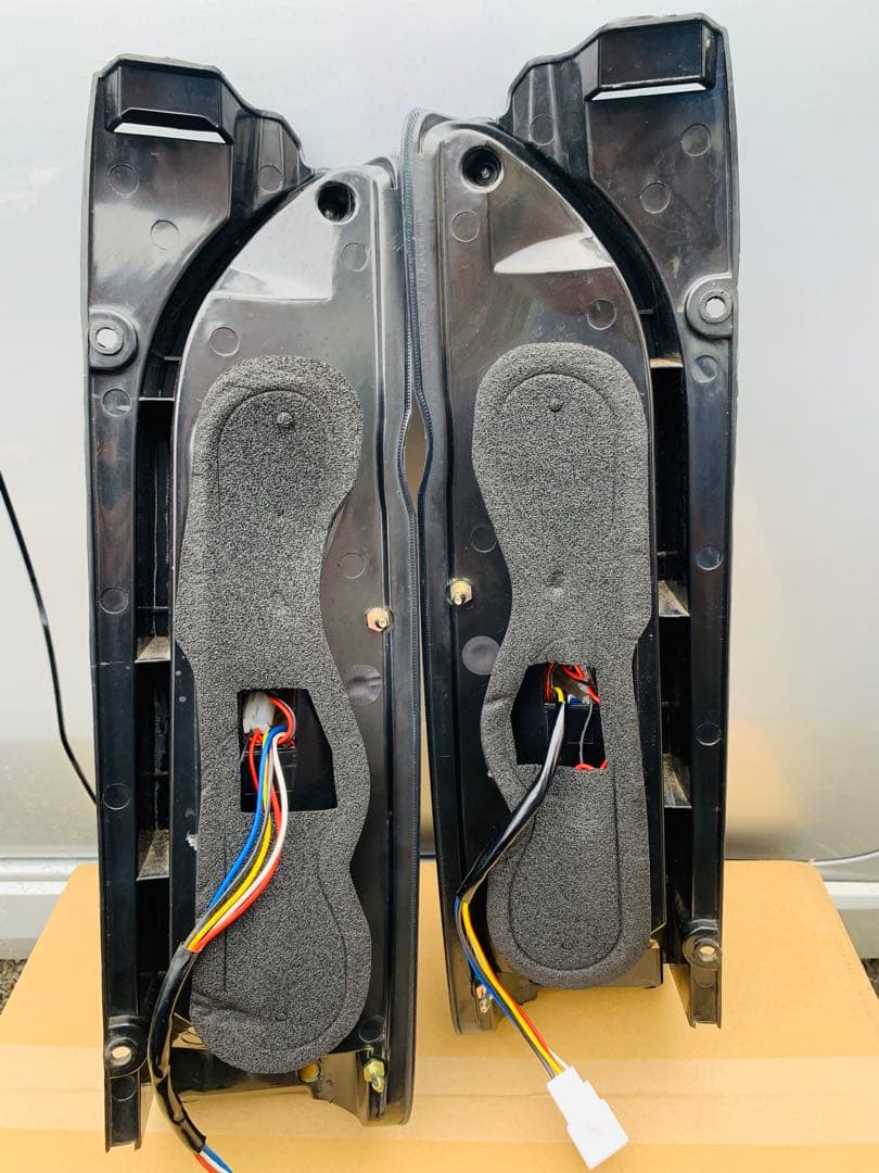 ハイエース200系テールランプレッド流れるシーケンシャル反射板付き