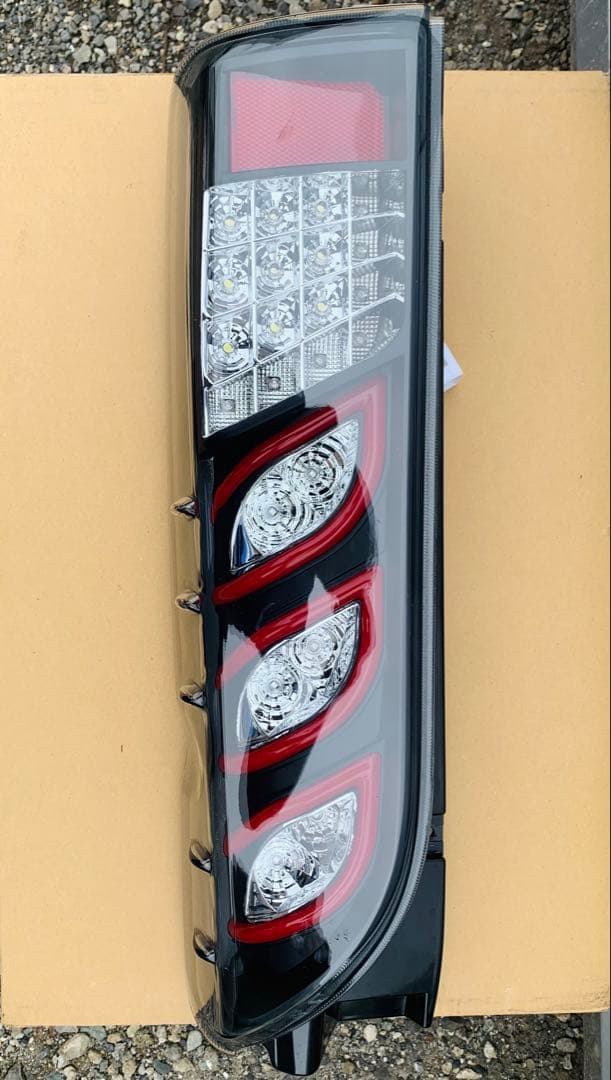 ハイエース200系テールランプレッド流れるシーケンシャル反射板付き