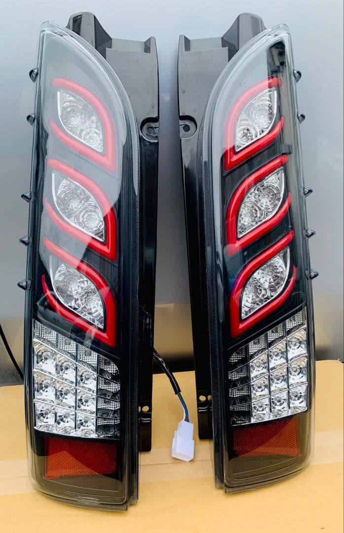 ハイエース200系テールランプレッド流れるシーケンシャル反射板付き