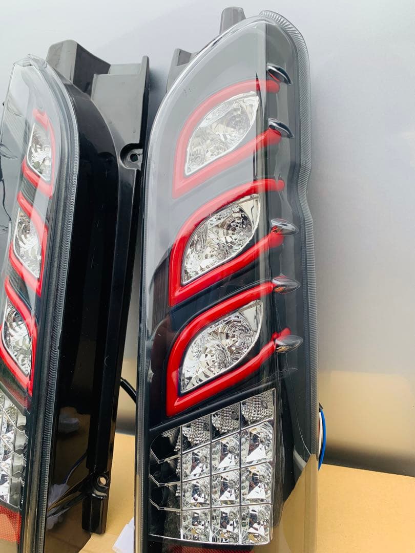 ハイエース200系テールランプレッド流れるシーケンシャル反射板付き