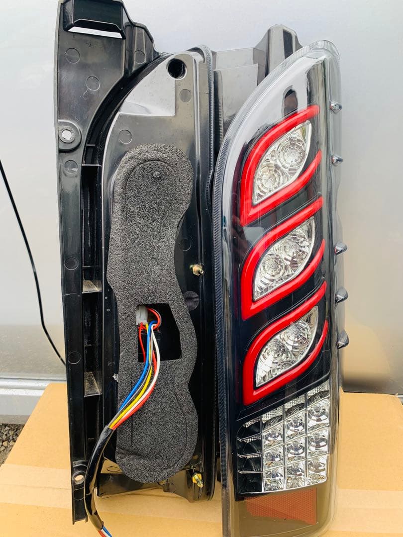 ハイエース200系テールランプレッド流れるシーケンシャル反射板付き