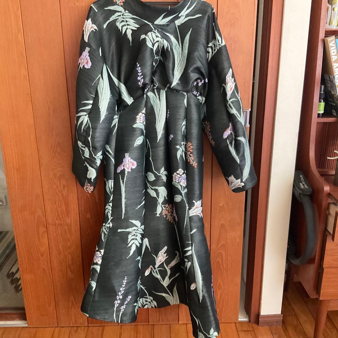 マメクロゴウチ 花柄ロングコート 1