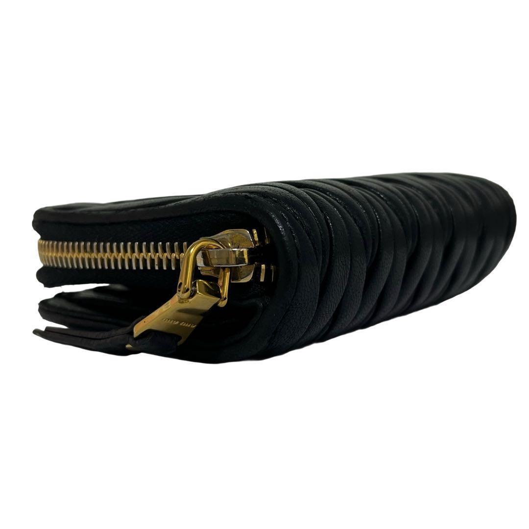 希少✨ミュウミュウ 二つ折り財布 マテラッセ レザー ロゴ金具 ブラック 黒