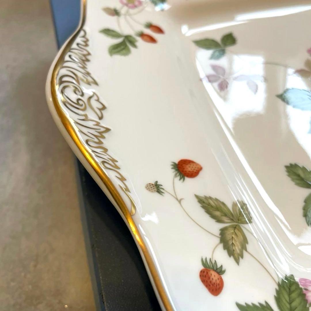 新品ウェッジウッドストロベリーC＆Sペアとサンドイッチ皿1枚のティータイムセット