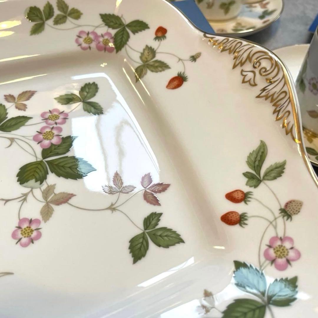 新品ウェッジウッドストロベリーC＆Sペアとサンドイッチ皿1枚のティータイムセット