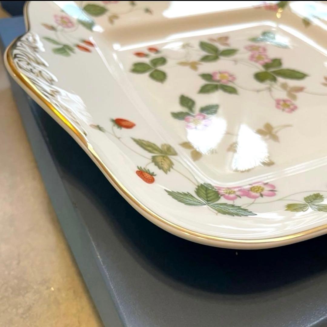 新品ウェッジウッドストロベリーC＆Sペアとサンドイッチ皿1枚のティータイムセット