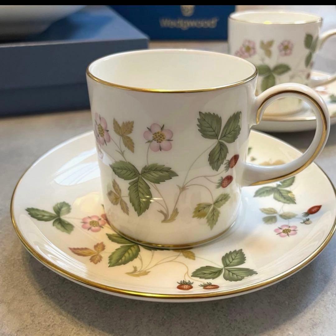 新品ウェッジウッドストロベリーC＆Sペアとサンドイッチ皿1枚のティータイムセット