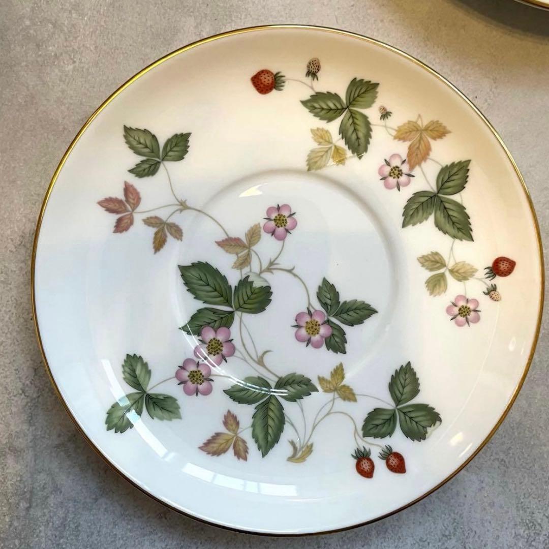 新品ウェッジウッドストロベリーC＆Sペアとサンドイッチ皿1枚のティータイムセット