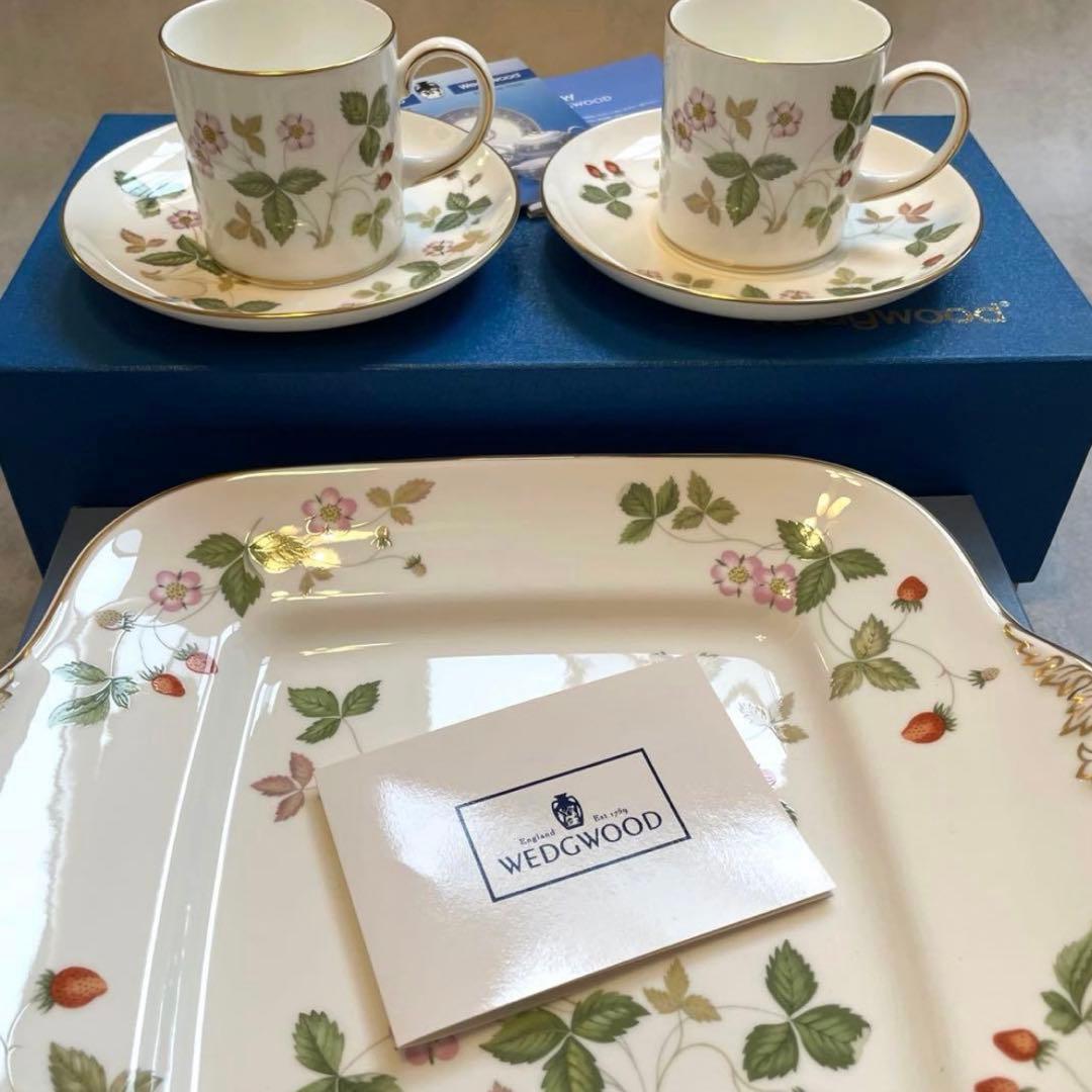 新品ウェッジウッドストロベリーC＆Sペアとサンドイッチ皿1枚のティータイムセット