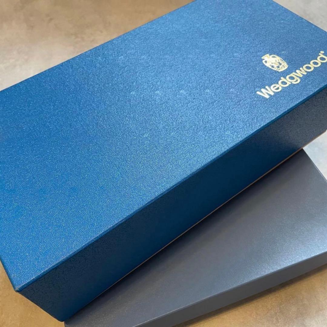 新品ウェッジウッドストロベリーC＆Sペアとサンドイッチ皿1枚のティータイムセット