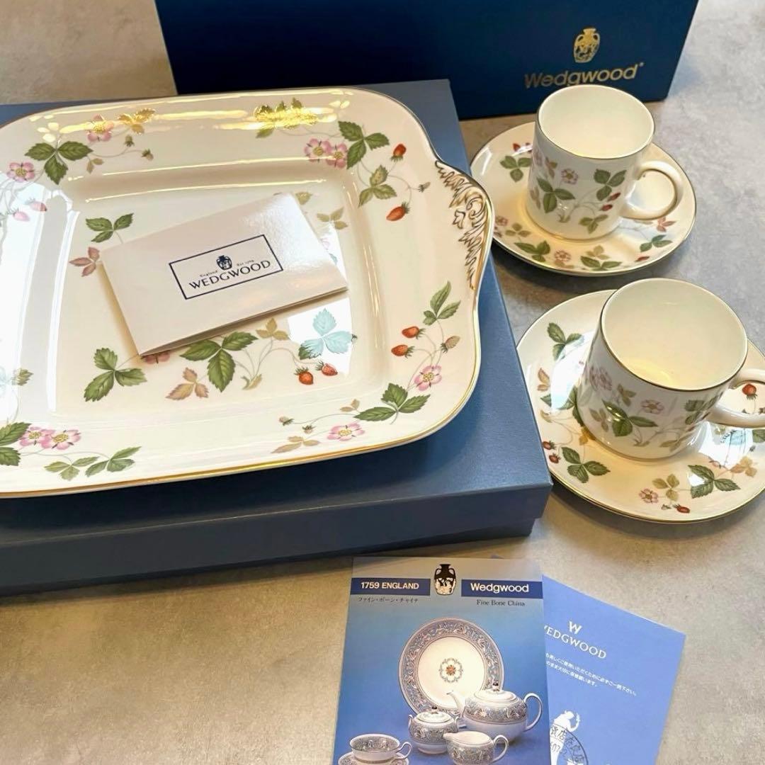 新品ウェッジウッドストロベリーC＆Sペアとサンドイッチ皿1枚のティータイムセット